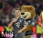 28.09.2024, Fussball 1. Bundesliga 2024/2025, 5. Spieltag,  FC Bayern Mnchen - Bayer 04 Leverkusen, in der Allianz-Arena Mnchen, v.l. Joshua Kimmich (FC Bayern Mnchen) und Berni das Maskottchen sind nach dem Spiel kritisch


