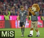 28.09.2024, Fussball 1. Bundesliga 2024/2025, 5. Spieltag,  FC Bayern Mnchen - Bayer 04 Leverkusen, in der Allianz-Arena Mnchen, v.l. Joshua Kimmich (FC Bayern Mnchen) und Berni das Maskottchen sind nach dem Spiel enttuscht.


