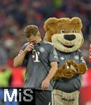 28.09.2024, Fussball 1. Bundesliga 2024/2025, 5. Spieltag,  FC Bayern Mnchen - Bayer 04 Leverkusen, in der Allianz-Arena Mnchen, v.l. Joshua Kimmich (FC Bayern Mnchen) und Berni das Maskottchen sind enttuscht.


