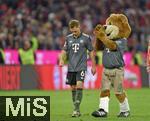 28.09.2024, Fussball 1. Bundesliga 2024/2025, 5. Spieltag,  FC Bayern Mnchen - Bayer 04 Leverkusen, in der Allianz-Arena Mnchen, v.l. Joshua Kimmich (FC Bayern Mnchen) und Berni das Maskottchen sind traurig


