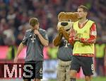 28.09.2024, Fussball 1. Bundesliga 2024/2025, 5. Spieltag,  FC Bayern Mnchen - Bayer 04 Leverkusen, in der Allianz-Arena Mnchen, v.l. Joshua Kimmich (FC Bayern Mnchen) und Berni das Maskottchenund Leon Goretzka (FC Bayern Mnchen)  sind traurig


