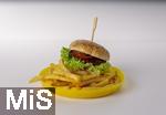 23.09.2024, Hamburger mit Pommes