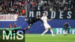 02.10.2024, Fussball UEFA Champions League 2024/2025, 2.Spieltag, RB Leipzig - Juventus Turin, in der Red Bull Arena Leipzig. (L-R) Torwart Michele Di Gregorio (Juventus Turin) und Nicolo Savona (Juventus Turin) gegen Benjamin Sesko (RB Leipzig)


