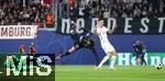 02.10.2024, Fussball UEFA Champions League 2024/2025, 2.Spieltag, RB Leipzig - Juventus Turin, in der Red Bull Arena Leipzig. (L-R) Torwart Michele Di Gregorio (Juventus Turin) und Nicolo Savona (Juventus Turin) gegen Benjamin Sesko (RB Leipzig)


