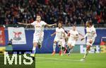 02.10.2024, Fussball UEFA Champions League 2024/2025, 2.Spieltag, RB Leipzig - Juventus Turin, in der Red Bull Arena Leipzig. Jubel (L-R) Torschtze Benjamin Sesko (RB Leipzig) und Xavi Simons (RB Leipzig) zum Tor zum 2:1 per Elfmeter


