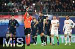 02.10.2024, Fussball UEFA Champions League 2024/2025, 2.Spieltag, RB Leipzig - Juventus Turin, in der Red Bull Arena Leipzig. Schiedsrichter Francois Letexier (FRA) schickt Torwart Michele Di Gregorio (Juventus Turin / nicht im Bild) nach Handspiel mit roter Karte vom Platz


