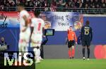 02.10.2024, Fussball UEFA Champions League 2024/2025, 2.Spieltag, RB Leipzig - Juventus Turin, in der Red Bull Arena Leipzig. Schiedsrichter Francois Letexier (FRA) zeigt nach Prfung durch den VAR / Viedeoassistent auf den Elfmeterpunkt


