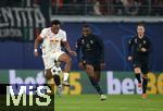 02.10.2024, Fussball UEFA Champions League 2024/2025, 2.Spieltag, RB Leipzig - Juventus Turin, in der Red Bull Arena Leipzig. (L-R) Lois Openda (RB Leipzig) gegen Pierre Kalulu (Juventus Turin)


