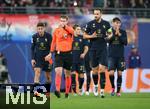 02.10.2024, Fussball UEFA Champions League 2024/2025, 2.Spieltag, RB Leipzig - Juventus Turin, in der Red Bull Arena Leipzig. Schiedsrichter Francois Letexier (FRA) zeigt Torwart Michele Di Gregorio (Juventus Turin / nicht im Bild) die rote Karte nach Handspiel


