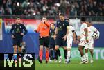 02.10.2024, Fussball UEFA Champions League 2024/2025, 2.Spieltag, RB Leipzig - Juventus Turin, in der Red Bull Arena Leipzig. Schiedsrichter Francois Letexier (FRA) zeigt Torwart Michele Di Gregorio (Juventus Turin / nicht im Bild) die rote Karte nach Handspiel


