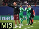 02.10.2024, Fussball UEFA Champions League 2024/2025, 2.Spieltag, RB Leipzig - Juventus Turin, in der Red Bull Arena Leipzig. Auswechslung (L-R) Torwart Michele Di Gregorio (Juventus Turin) geht nach roter Karte vom Platz und Torwart Mattia Perin (Juventus Turin) kommt


