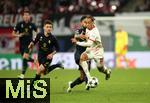 02.10.2024, Fussball UEFA Champions League 2024/2025, 2.Spieltag, RB Leipzig - Juventus Turin, in der Red Bull Arena Leipzig. (L-R) Francisco Conceicao (Juventus Turin) und Douglas Luiz (Juventus Turin) gegen Xavi Simons (RB Leipzig)


