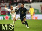 02.10.2024, Fussball UEFA Champions League 2024/2025, 2.Spieltag, RB Leipzig - Juventus Turin, in der Red Bull Arena Leipzig. (L-R) Xavi Simons (RB Leipzig) gegen Douglas Luiz (Juventus Turin)


