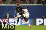 02.10.2024, Fussball UEFA Champions League 2024/2025, 2.Spieltag, RB Leipzig - Juventus Turin, in der Red Bull Arena Leipzig. (L-R) Dusan Vlahovic (Juventus Turin) gegen Castello Lukeba (RB Leipzig)


