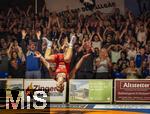 03.10.2024, Ringen Bayernliga: TSV Westendorf vs. SC Unterfhring. Markus Stechele (TSV Westendorf) feiert seinen Sieg mit einem Salto vor den frenetisch jubelnden Fans in der Westendorfer Sporthalle.