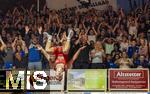 03.10.2024, Ringen Regionalliga Bayern: TSV Westendorf vs. SC Unterfhring. Markus Stechele (TSV Westendorf) feiert seinen Sieg mit einem Salto vor den frenetisch jubelnden Fans in der Westendorfer Sporthalle.