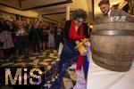 06.10.2024, Internationales Klassikfestival: Festival der Nationen 2024, nach dem Konzert im Kurhaus mit Snger Rolando Villazon (Tenor) die After-Show-Party im Hotell Tanneck.  Villazon zapft ein Oktoberfest-Bierfass fr die Gste mit gekonnten Schlgen.