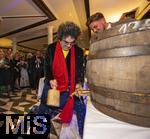 06.10.2024, Internationales Klassikfestival: Festival der Nationen 2024, nach dem Konzert im Kurhaus mit Snger Rolando Villazon (Tenor) die After-Show-Party im Hotell Tanneck.  Villazon zapft ein Oktoberfest-Bierfass fr die Gste mit gekonnten Schlgen.