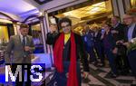 06.10.2024, Internationales Klassikfestival: Festival der Nationen 2024, nach dem Konzert im Kurhaus mit Snger Rolando Villazon (Tenor) die After-Show-Party im Hotell Tanneck.  Villazon zapft ein Oktoberfest-Bierfass fr die Gste. 