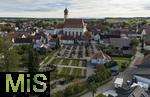 10.10.2024, Pfaffenhausen (Unterallgu), Landkirche St. Stephan, mit dem Friedhof. Drohnenaufnahme.