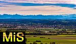 10.10.2024, Die Kreisstadt Mindelheim (Unterallgu) vor der Alpenkette in der Fhnwetterlage, rechts die Mindelburg. Drohnenaufnahme.