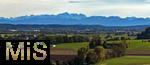 10.10.2024, Die Kreisstadt Mindelheim (Unterallgu) vor der Alpenkette in der Fhnwetterlage, in der Mitte hinten Deutschlands hchster Berg die Zugspitze. Links das Kloster Lohof. Drohnenaufnahme. 