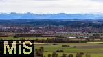 10.10.2024, Die Kreisstadt Mindelheim (Unterallgu) vor der Alpenkette in der Fhnwetterlage, rechts die Mindelburg. Drohnenaufnahme.