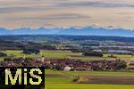 10.10.2024, Das Dorf Nassenbeuren (Unterallgu) vor der Alpenkette in der Fhnwetterlage, Drohnenaufnahme. 