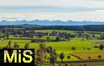 10.10.2024,  Das Dorf Egelhofen bei Pfaffenhausen (Unterallgu) vor der Alpenkette in der Fhnwetterlage, mitte die Kapelle St. Margareta, Drohnenaufnahme.