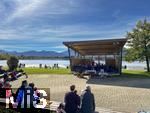 13.10.2024, Hopfensee in Bayern, Der Hopfensee bei Fssen im Allgu,  Musikpavillion direkt am See. Die Stadtkapelle gibt ein Sonntagskonzert fr die Gste an der Promenade. 