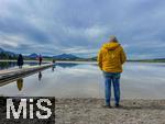 13.10.2024, Hopfensee in Bayern, Der Hopfensee bei Fssen im Allgu,  Steg direkt am See. Urlauber nutzen die Lage fr Erholung.