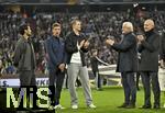 14.10.2024, Fussball UEFA Nations League 2024/25, Gruppe 3, 4.Spieltag, Deutschland - Niederlande, in der Allianz-Arena in Mnchen. Die Legenden Ilkay Gndogan, Thomas Mller, Manuel Neuer und Toni Kroos (Toni Kroos ist nicht anwesend) (alle Deutschland),  werden geehrt von Sportdirektor Rudi Vller (Deutschland)  DFB Prsident Bernd Neuendorf (Deutschland)    