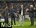 14.10.2024, Fussball UEFA Nations League 2024/25, Gruppe 3, 4.Spieltag, Deutschland - Niederlande, in der Allianz-Arena in Mnchen. Die Legenden Ilkay Gndogan, Thomas Mller, Manuel Neuer und Toni Kroos (Toni Kroos ist nicht anwesend) (alle Deutschland),  werden geehrt von Sportdirektor Rudi Vller (Deutschland)  DFB Prsident Bernd Neuendorf (Deutschland)    