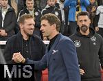 14.10.2024, Fussball UEFA Nations League 2024/25, Gruppe 3, 4.Spieltag, Deutschland - Niederlande, in der Allianz-Arena in Mnchen. v.l. Trainer Julian Nagelsmann (Deutschland) undThomas Mller (Deutschland) shakehands, Co-Trainer Sandro Wagner (Deutschland)  