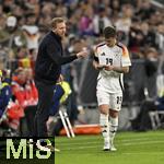 14.10.2024, Fussball UEFA Nations League 2024/25, Gruppe 3, 4.Spieltag, Deutschland - Niederlande, in der Allianz-Arena in Mnchen. Trainer Julian Nagelsmann (Deutschland) gibt Angelo Stiller (Deutschland) einen Zettel. Kurz drauf fllt das Tor