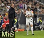 14.10.2024, Fussball UEFA Nations League 2024/25, Gruppe 3, 4.Spieltag, Deutschland - Niederlande, in der Allianz-Arena in Mnchen. Trainer Julian Nagelsmann (Deutschland) gibt Angelo Stiller (Deutschland) einen Zettel. Kurz drauf fllt das Tor