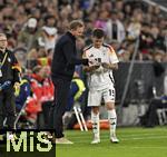 14.10.2024, Fussball UEFA Nations League 2024/25, Gruppe 3, 4.Spieltag, Deutschland - Niederlande, in der Allianz-Arena in Mnchen. Trainer Julian Nagelsmann (Deutschland) gibt Angelo Stiller (Deutschland) einen Zettel. Kurz drauf fllt das Tor