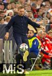 14.10.2024, Fussball UEFA Nations League 2024/25, Gruppe 3, 4.Spieltag, Deutschland - Niederlande, in der Allianz-Arena in Mnchen. Bundestrainer Julian Nagelsmann (Deutschland) jongliert den Ball gekonnt 