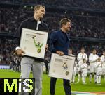 14.10.2024, Fussball UEFA Nations League 2024/25, Gruppe 3, 4.Spieltag, Deutschland - Niederlande, in der Allianz-Arena in Mnchen. Abschied von drei DFB-Legenden, Torwart Manuel Neuer (FC Bayern Mnchen), auf der Urkunde steht: THE GOAT HIMSELF, Benchmark menschlich weltmeisterlich, Danke fr Alles Manu  re: Thomas Mller (FC Bayern Mnchen) 