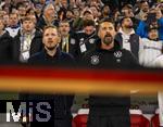 14.10.2024, Fussball UEFA Nations League 2024/25, Gruppe 3, 4.Spieltag, Deutschland - Niederlande, in der Allianz-Arena in Mnchen. v.li: Bundestrainer Julian Nagelsmann (Deutschland) und Co-Trainer Sandro Wagner (Deutschland) bei der Hymne 