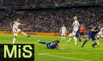 14.10.2024, Fussball UEFA Nations League 2024/25, Gruppe 3, 4.Spieltag, Deutschland - Niederlande, in der Allianz-Arena in Mnchen. Torschuss Jamie Leweling (Deutschland) zum 1:0. Micky van de Ven (Niederlande) ohne Chance