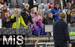 14.10.2024, Fussball UEFA Nations League 2024/25, Gruppe 3, 4.Spieltag, Deutschland - Niederlande, in der Allianz-Arena in Mnchen.  Junge DFB-Fans wollen Autogramme von Bundestrainer Julian Nagelsmann (Deutschland) 