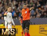 14.10.2024, Fussball UEFA Nations League 2024/25, Gruppe 3, 4.Spieltag, Deutschland - Niederlande, in der Allianz-Arena in Mnchen. Schiedsrichter Slavko Vincic (Slowenien) gestikuliert. Florian Wirtz (li, Deutschland) 