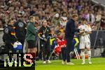 14.10.2024, Fussball UEFA Nations League 2024/25, Gruppe 3, 4.Spieltag, Deutschland - Niederlande, in der Allianz-Arena in Mnchen. Trainer Julian Nagelsmann (Deutschland) gibt Angelo Stiller (Deutschland) einen Zettel 