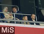 14.10.2024, Fussball UEFA Nations League 2024/25, Gruppe 3, 4.Spieltag, Deutschland - Niederlande, in der Allianz-Arena in Mnchen. Anika Neuer und Torwart Manuel Neuer (beide Deutschland) darber sitzt Carsten Maschmeyer (Deutschland)  