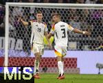 14.10.2024, Fussball UEFA Nations League 2024/25, Gruppe 3, 4.Spieltag, Deutschland - Niederlande, in der Allianz-Arena in Mnchen. Wohin nun Nico Schlotterbeck (Deutschland) und Waldemar Anton (Deutschland) zeigen in eine andere Richtung,