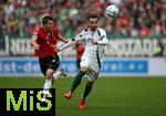 19.10.2024, Fussball 2. Bundesliga 2024/2025, 9. Spieltag, Hannover 96 - FC Schalke 04 , in der Heinz von Heiden Arena Hannover. (L-R) Fabian Kunze (Hannover) gegen Kenan Karaman (Schalke 04)


