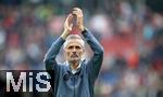 19.10.2024, Fussball 2. Bundesliga 2024/2025, 9. Spieltag, Hannover 96 - FC Schalke 04 , in der Heinz von Heiden Arena Hannover. Trainer Kees van Wonderen (Schalke 04) bedankt sich bei den mitgereisten Fans


