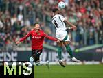 19.10.2024, Fussball 2. Bundesliga 2024/2025, 9. Spieltag, Hannover 96 - FC Schalke 04 , in der Heinz von Heiden Arena Hannover. (L-R) Bartlomiej Wdowik (Hannover) gegen Moussa Sylla (Schalke 04)


