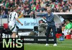 19.10.2024, Fussball 2. Bundesliga 2024/2025, 9. Spieltag, Hannover 96 - FC Schalke 04 , in der Heinz von Heiden Arena Hannover. (L-R) Derry-John Murkin (Schalke 04) und Trainer Kees van Wonderen (Schalke 04)


